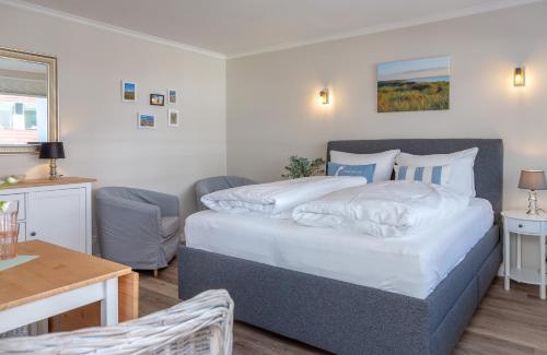 - une chambre avec un grand lit et une table dans l'établissement F32 13 Buhne 32, à Westerland