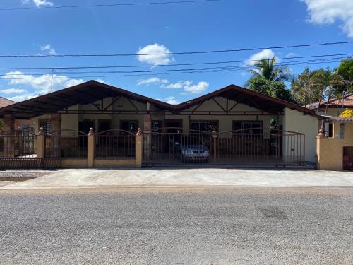 une maison avec une clôture devant elle dans l'établissement Home 99, à San Mateo