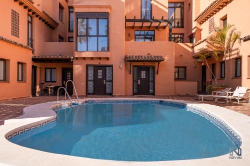 - une piscine dans la cour d'un bâtiment dans l'établissement Beachside Newly Renovated Apartments - Globales, à Estepona