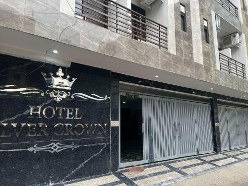 新德里的住宿－Hotel Silver Crown，建筑一侧的酒店有冠状标志