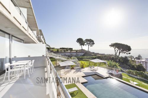 uma varanda com vista para o oceano em Santa Romana Apartments & Suites em Caldes d'Estrac