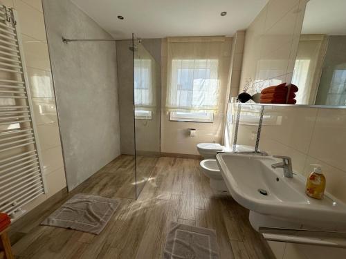 ein Badezimmer mit 2 WCs, einem Waschbecken und einer Dusche in der Unterkunft Ferienhaus Eschauel in Nideggen