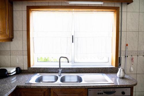 Η κουζίνα ή μικρή κουζίνα στο Gondomar Guimarães - Moradia V3 com piscina natural by House and People