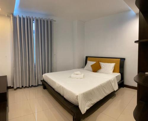 a bedroom with a bed with two towels on it at SOCHU HOUSE- Tuần Châu Homestay & Coffee in Ha Long