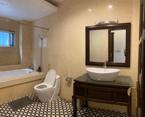 Ванная комната в SOCHU HOUSE- Tuần Châu Homestay & Coffee