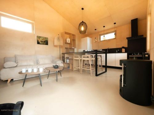 un salon avec un canapé et une table dans l'établissement Le Mazet de l'Or - Climatisation et vue sur l'étang, à Pérols