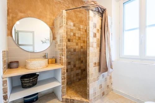 a bathroom with a sink and a mirror at Spacieux T2 au coeur de la Camargue - 10mn Plage in Salin-de-Giraud