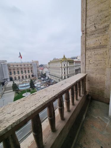 Blick auf eine Stadt vom Balkon eines Gebäudes in der Unterkunft Studio Central Exer III in Bukarest