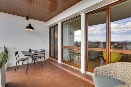 - un salon avec un balcon doté d'une table et de chaises dans l'établissement Auteuil - Appartement lumineux rénové, à Biarritz