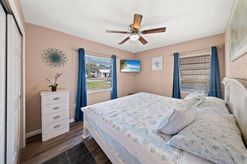 een slaapkamer met een bed en een plafondventilator bij Coral Paradise near Ballard Park in Melbourne