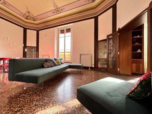 un soggiorno con divano e tavolo di Frame Bologna a Bologna