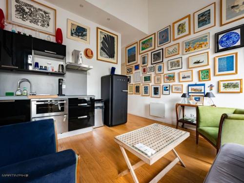 a living room with a refrigerator and a table at L'artiste - Coeur de ville in Montpellier