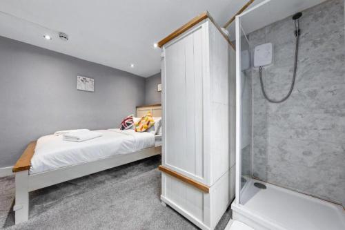 Ein Bett oder Betten in einem Zimmer der Unterkunft Cosy Room for 2 HydePark - Crawford 4
