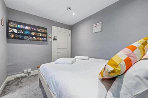 Ein Bett oder Betten in einem Zimmer der Unterkunft Cosy Room for 2 HydePark - Crawford 4