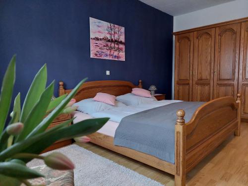 1 dormitorio con 1 cama con almohadas rosas en Ferienwohnung am Hünenweg en Berge