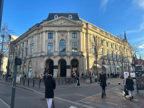 a large building with people walking in front of it at Mulhouse City Loft in Mulhouse