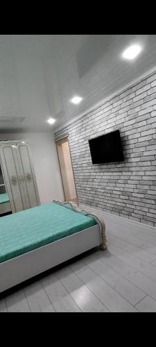 A bed or beds in a room at Уютная вип квартира,район жд вокзал