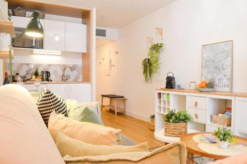 un salon avec un canapé et une table dans l'établissement Le Charles - TERRASSE ET COEUR DE VILLE, à Montpellier