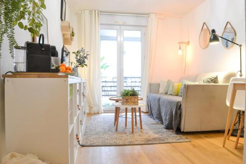 un salon avec un canapé et une table dans l'établissement Le Charles - TERRASSE ET COEUR DE VILLE, à Montpellier