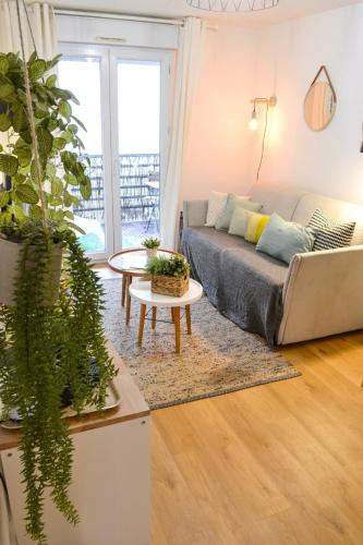un salon avec un canapé et une table dans l'établissement Le Charles - TERRASSE ET COEUR DE VILLE, à Montpellier