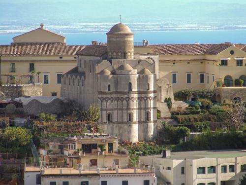 un edificio con una torre en la cima de una ciudad en Casa delle Campane en Scala