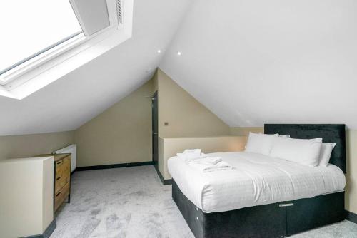 a bedroom with a large white bed and a window at Wiverton Apt #5 - Central Location - Free Parking, Fast WiFi and Smart TV by Yoko Property in Nottingham