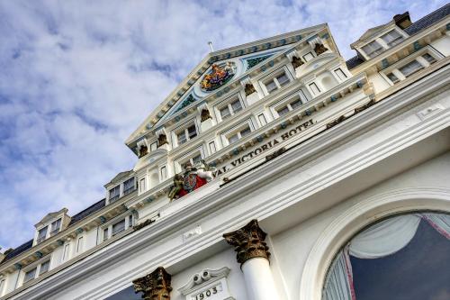 ein hohes weißes Gebäude mit einem Himmel in der Unterkunft Royal Victoria Hotel in Hastings