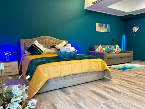 1 dormitorio con cama con sábanas amarillas y sofá en Suite Deluxe - Jacuzzi - Private Parking en Turín