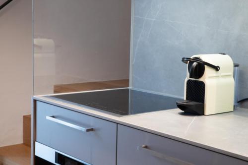 a kitchen with a toaster on top of a counter at Der Turm Leiben Apartments in Leiben