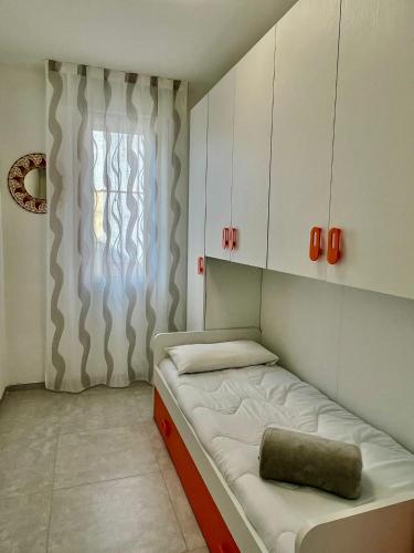 Habitación pequeña con cama y ventana en Casa DaDi en Sottomarina