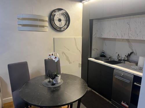 THE FIVE-New Belgrade Apartmentにあるキッチンまたは簡易キッチン