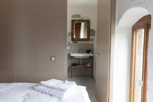 ein Schlafzimmer mit einem weißen Bett und einem Waschbecken in der Unterkunft Der Turm Leiben Apartments in Leiben