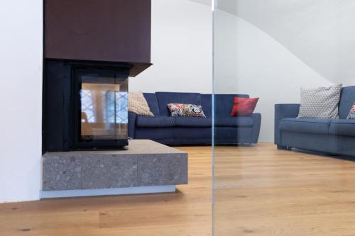 a living room with a couch and a fireplace at Der Turm Leiben Apartments in Leiben