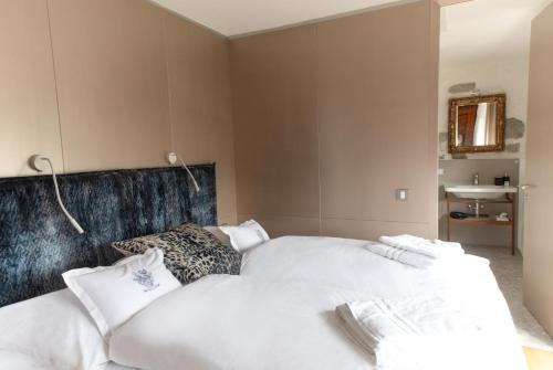 a bedroom with two beds with white sheets at Der Turm Leiben Apartments in Leiben