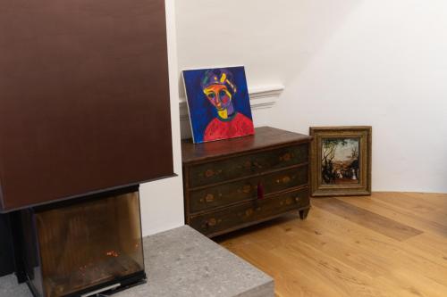 a room with a dresser with a painting on it at Der Turm Leiben Apartments in Leiben