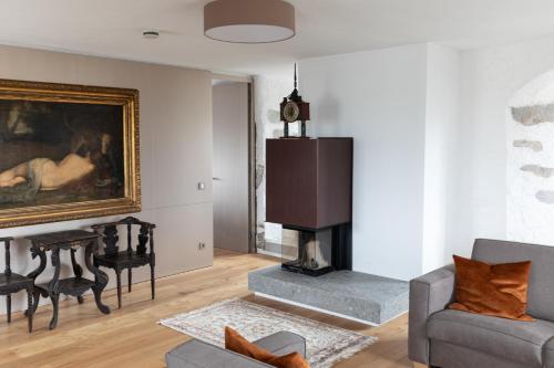 a living room with a couch and a fireplace at Der Turm Leiben Apartments in Leiben