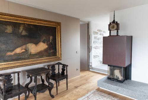 a room with a painting on the wall and a fireplace at Der Turm Leiben Apartments in Leiben