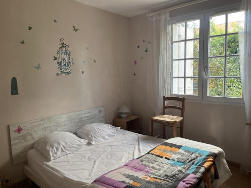 een ongeëvenaard bed in een slaapkamer met een raam bij Maison La Bernerie-en-Retz, 4 pièces, 6 personnes - FR-1-612-111 in La Bernerie-en-Retz