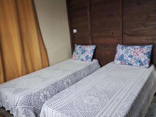 2 Betten nebeneinander in einem Zimmer in der Unterkunft Casa das Embaúbas 5 in São José