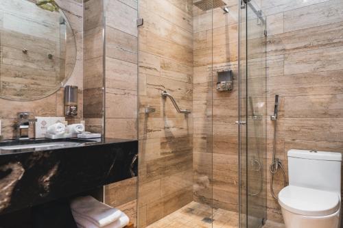 a bathroom with a glass shower and a toilet at Hotel Cruz del Vado by Art Hotels in Cuenca