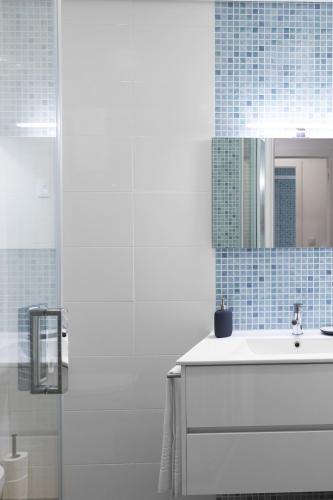 a bathroom with a sink and a mirror at East River - T4 junto ao Altice Forum - Braga in Braga