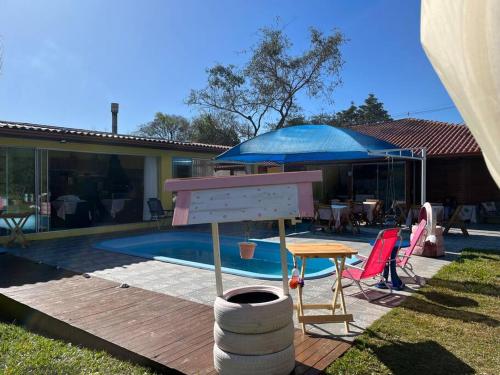 Der Swimmingpool an oder in der Nähe von Bem vindos a Vila da Paz Itaara
