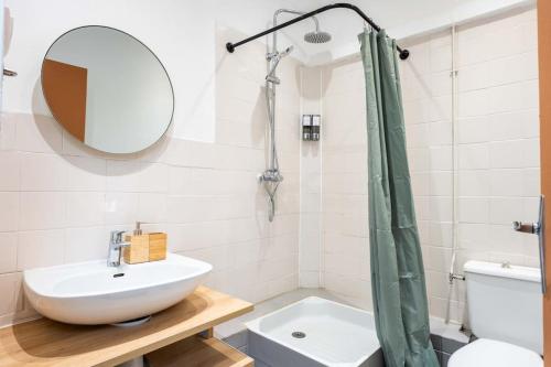 a bathroom with a sink and a mirror at Studio Chaleureux niché au cœur des Salins in Arles