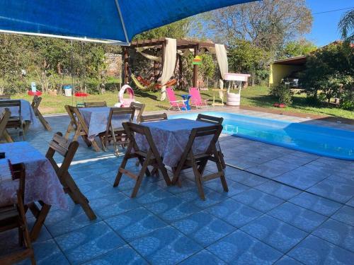 Der Swimmingpool an oder in der Nähe von Bem vindos a Vila da Paz Itaara