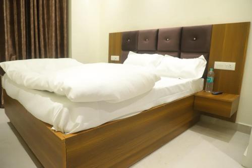 Een bed of bedden in een kamer bij Green Valley Luxurious Hotel