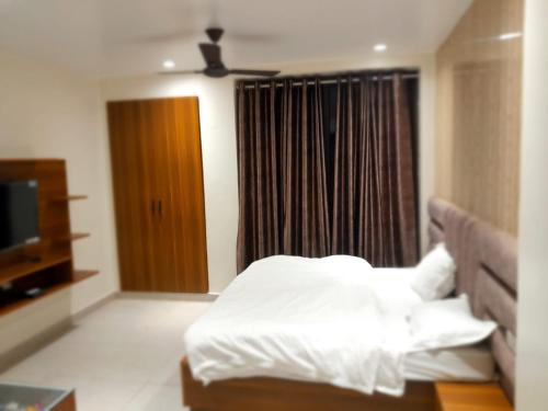 Een bed of bedden in een kamer bij Green Valley Luxurious Hotel