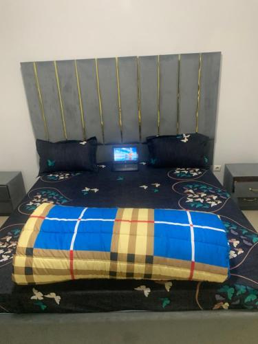 Un dormitorio con una cama con una manta. en diallo appartement1 en Ngor