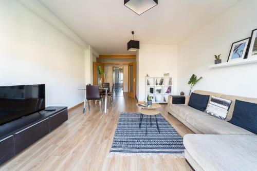 a living room with a couch and a tv at Espírito Santo - T4 apartamento familiar - Braga in Braga