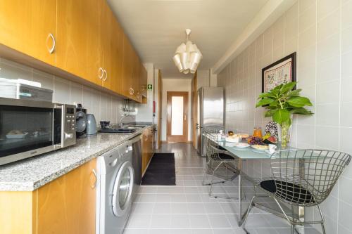 a kitchen with a sink and a dishwasher at Espírito Santo - T4 apartamento familiar - Braga in Braga