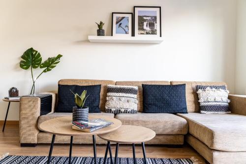 a living room with a couch and a table at Espírito Santo - T4 apartamento familiar - Braga in Braga